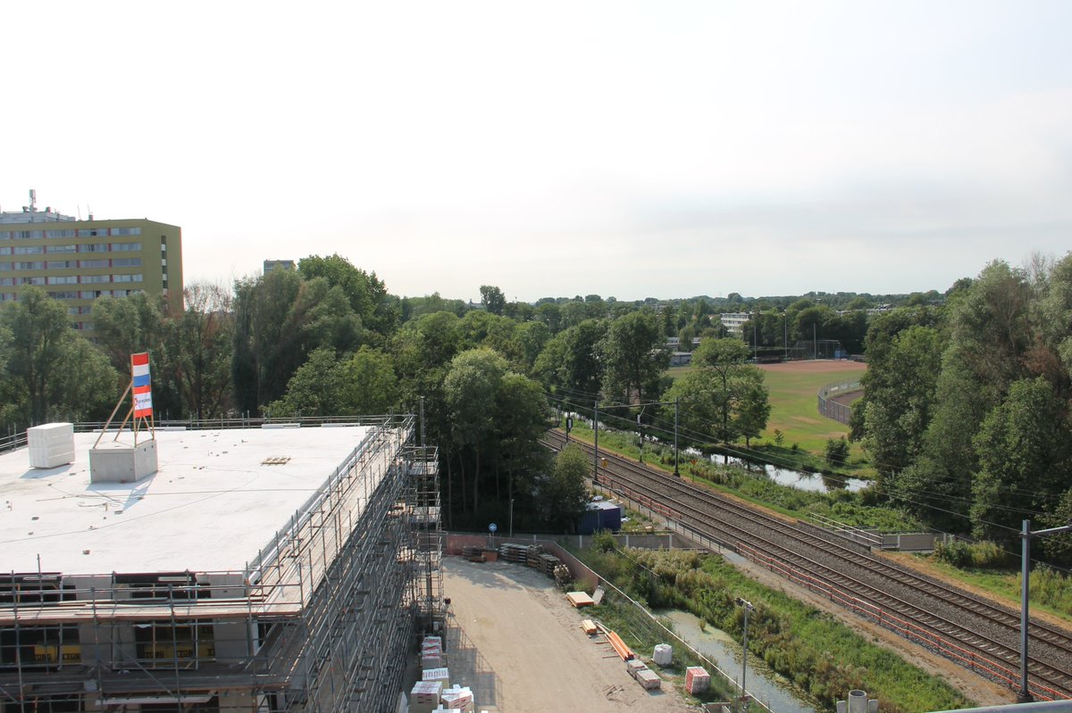 Voormalig evenemententerrein Stekeldijk Purmerend wordt woonlocatie. Er
onstaan 3 woongebouwen. Koper Roy Beumer is blij met zijn nieuwe appartement: “Dit is voor mij de ideale plek”. Meer weten over de koop- en middeldure huurwoningen die wij realiseren?vanwijnen.nl/projecten/drie…