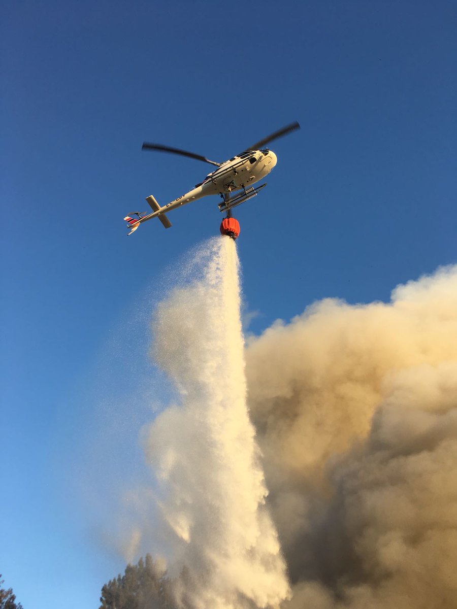 112Galicia's tweet photo. Velaquí unha escolma do traballo realizado polos servizos de emerxencia dende onte á tarde polo #incendioAlumisel. Ningunha persoa resultou afectada e tampouco existe risco algún para a poboación. Os equipos de extinción seguen actuando sobre unha última zona afectada. https://t.co/g7rRioHptK