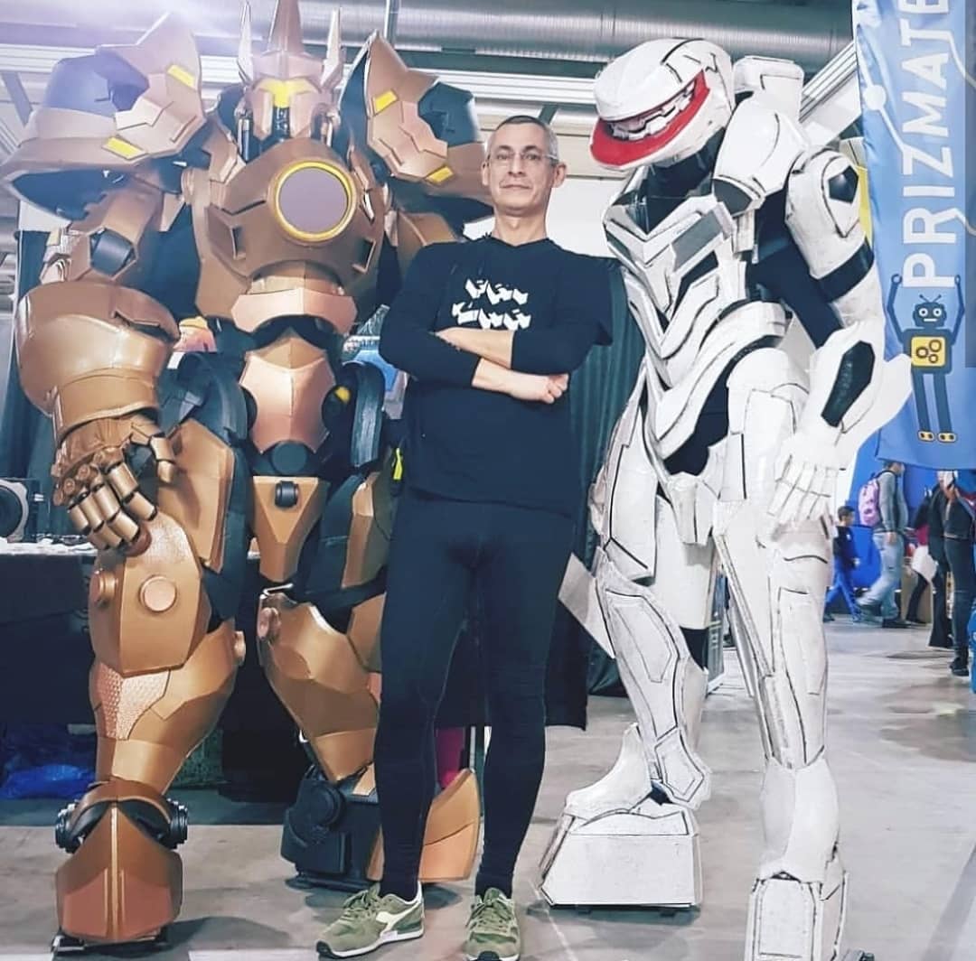 Prizmatec's tweet photo. 🇮🇹 Lo sapevate che il team di Prizmatec è composto da due fratelli complici e due genitori svalvolati? 🤪
🇬🇧 Did you know that the Prizmatec team consists of two complicit brothers and two mad parents?
 #prizmatec #cosplay #team #family #Reinhardt #evangelion #brother #italy https://t.co/4kcp5lklir