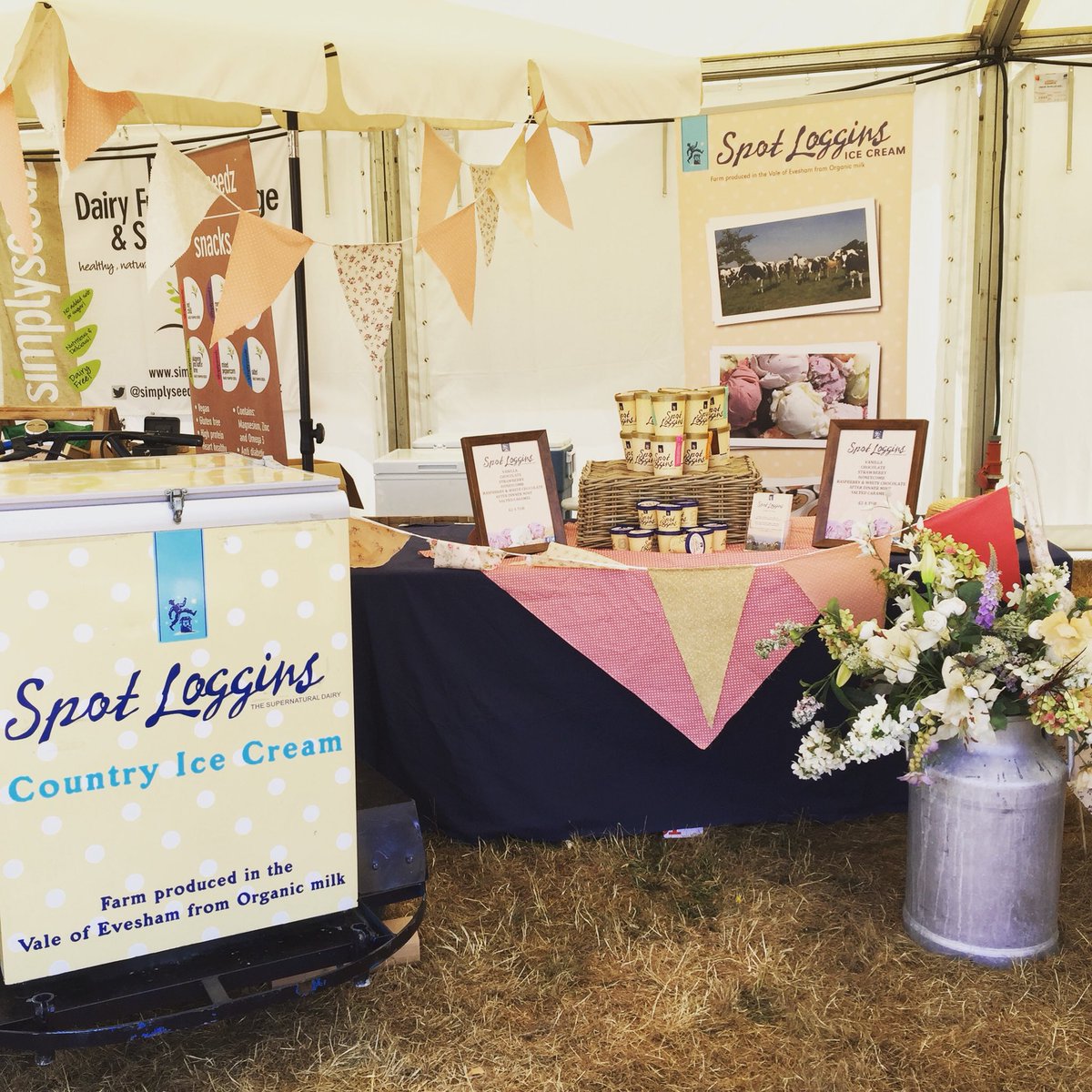 All ready to go at #countryfilelive @blenheimpalace Come and find us in the @midcountiesandthebigpicture tent #icecream #sunisout
