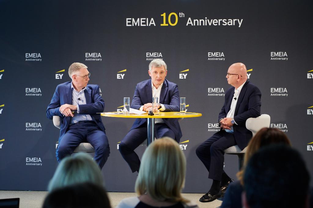 AndyBaldwin_'s tweet image. 10 years ago we combined 86 countries and 65k people to form the Europe, Middle East, India &amp;amp; Africa area and work cross-border to deliver exceptional client service. Great to celebrate this milestone, live from Prague, with colleagues across EMEIA #BetterWorkingWorld