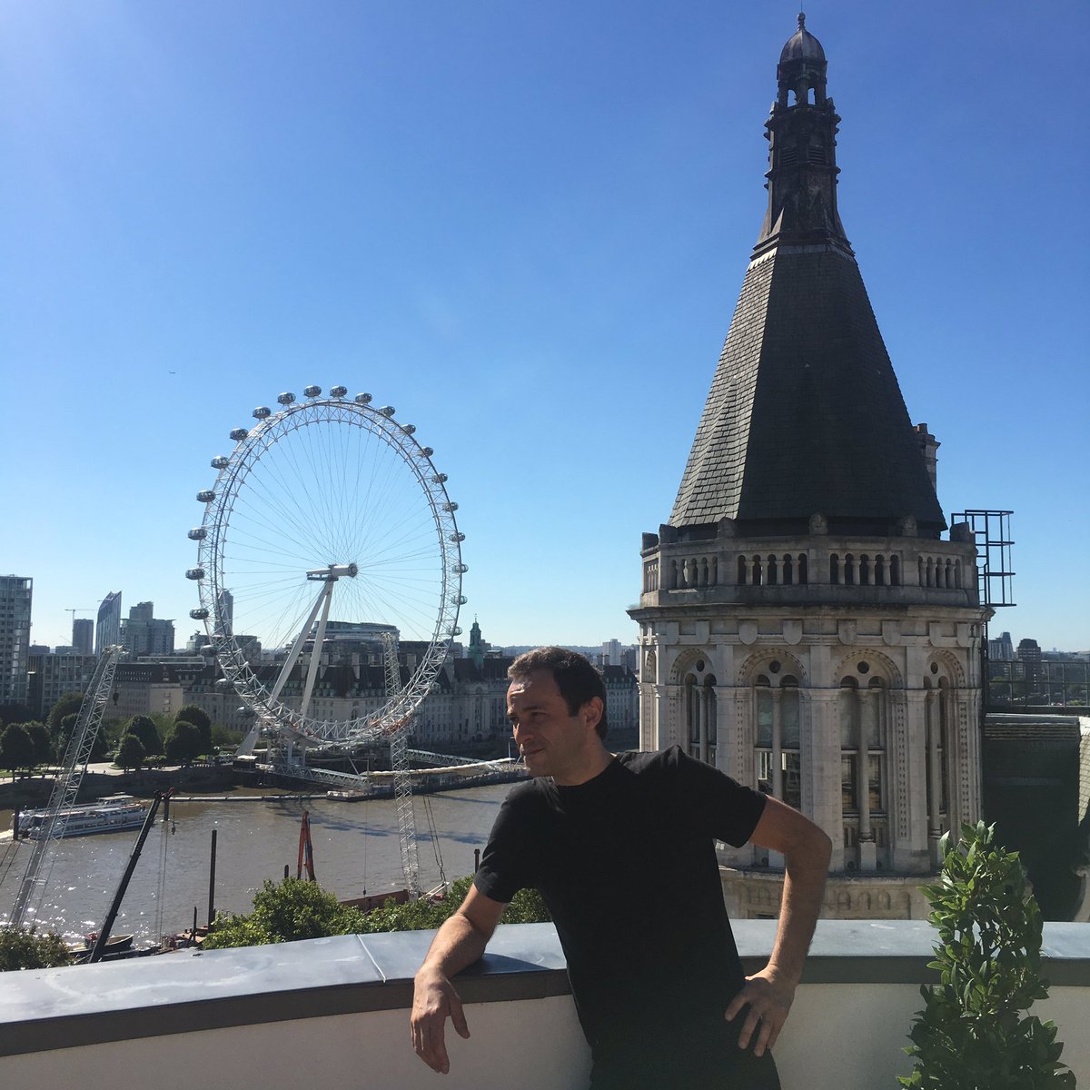 CGuastella1's tweet photo. Today's Photoshoot with a view - the joys of working on a roof top. 

#photoshoot #menshair #menshaircut #mensgrooming #beard #bearddesign #londonwheel #londonviews #London #menswear #mensstyle #malegrooming #malemodels #carmeloguastella https://t.co/ako6sjPMaa