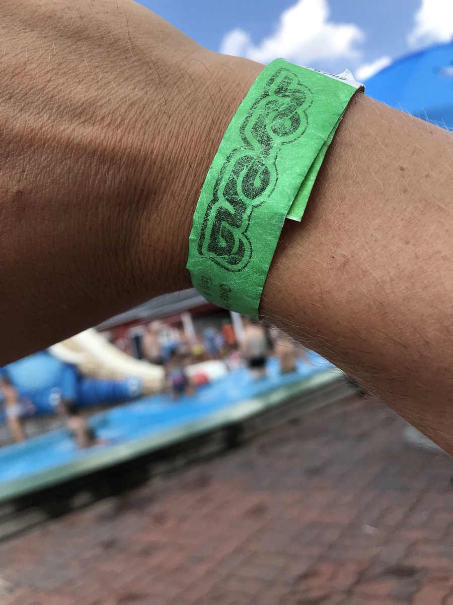 On muuten vuosien varrella kesän rannekekokoelma kokenut melkoisen muutoksen, kun festarit on vaihtunut huvipuistoihin. 
Ennen kesään kuuluivat Roskilde, provinssi jne. Nyt Lintsi, Puuhamaa, Serena..
Kivaa on ollut, mut ei nää nykyiset hilut kyllä tuo samaa katu-uskottavuutta😂