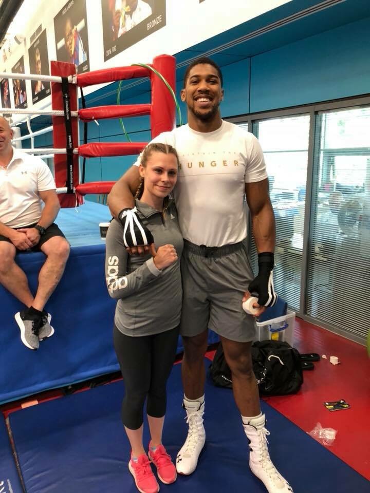 ElcocksBA's tweet image. Academy Boxer Stevie Pitt really enjoying her week training with the GB team and getting to meet World Champ AJ at the Sheffield Boxing HQ 👊🏽