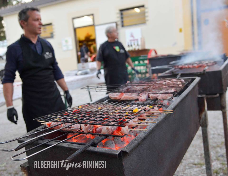 AlbergoRiminese's tweet photo. GRADELA, la grigliata sotto le stelle
degli Alberghi Tipici Riminesi
🍸aperitivo a bordo piscina
🥩 800 pezzi di carne cucinati alla griglia 
🍷 vino a km0 direttamente dall'Azienda Agricola Fiammetta
...non perdere la prossima occasione: 7 agosto https://t.co/ku2cRiyrge