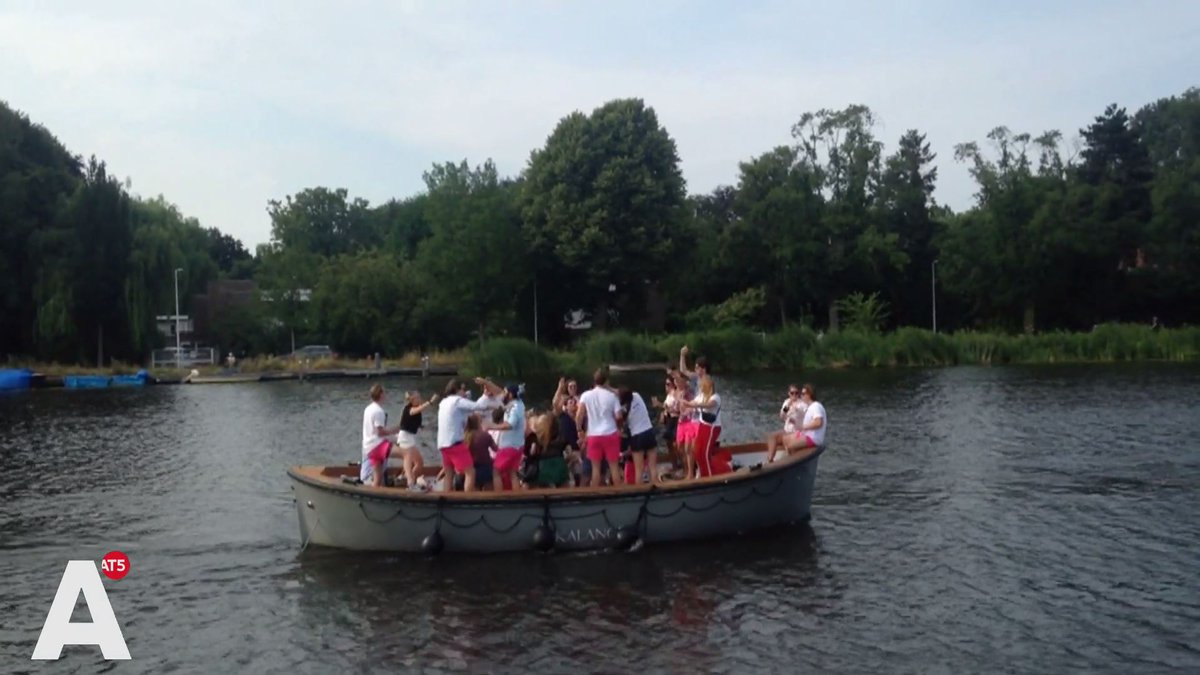 Bewoners van de Amstel filmen oneindige reeks lawaaibootjes: 'Elke dag Koningsdag'. Bekijk een compilatie: at5.nl/artikelen/1850…