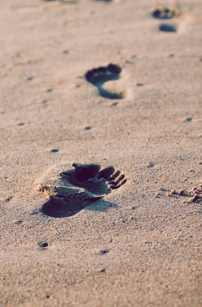 RobGMacfarlane's tweet image. Word of the (summer) day: "driùchcainn" - 'the feeling of walking barefoot across a beach with sun-warmed sand rubbing at your toes' (Gaelic/Gàidhlig, esp. South Uist in the Outer Hebrides).
See: bbc.com/capital/story/…