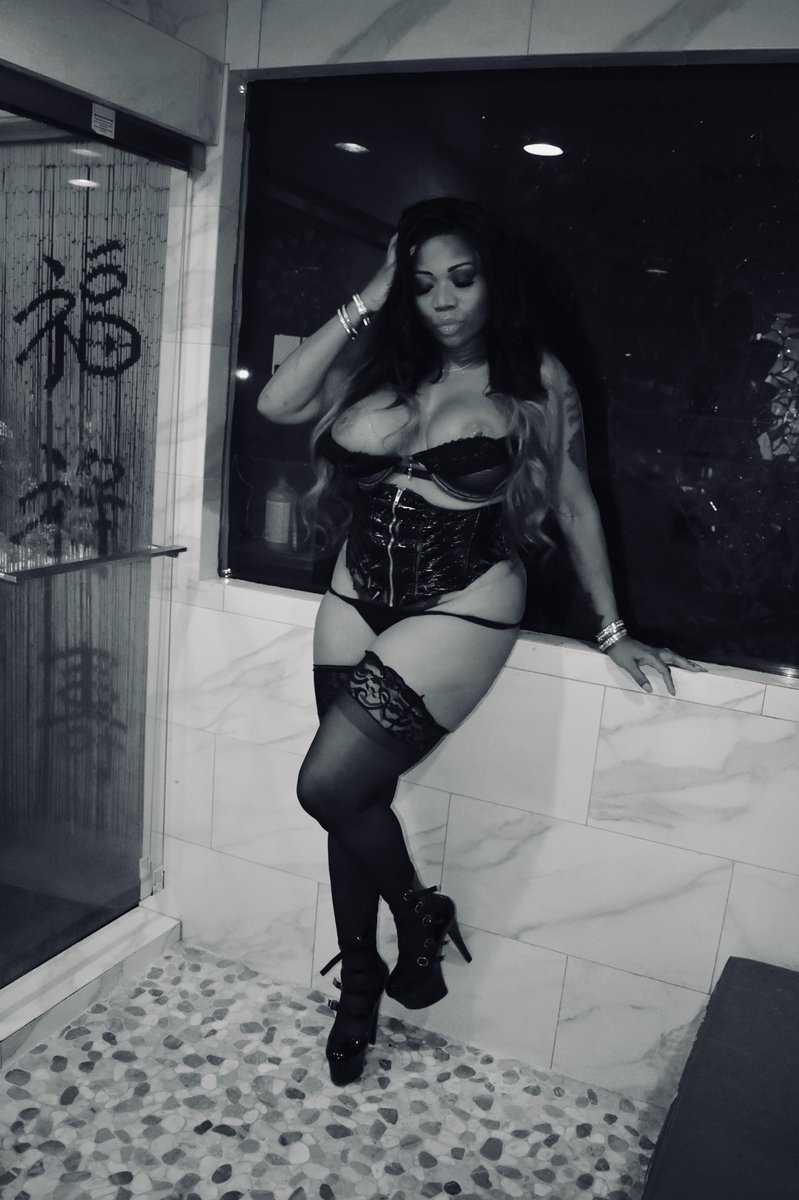 MADAMECMARGAUX's tweet photo. I love ❤️ being Sensual Sadist!! #MistressMona #maturewomen #maturedomme #almost55 https://t.co/NPZIZffeKa