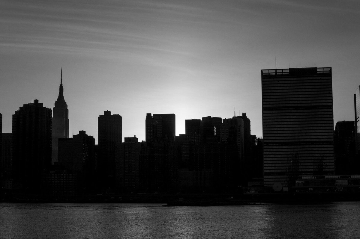 Dalpho's tweet image. Lo #skyline dei grattacieli ha una fascino mozzafiato🌆🌃🌇🏙😊  
The silhouettes of the #skyscrapers have a breathtaking charm  🌆🌃🌇🏙😊