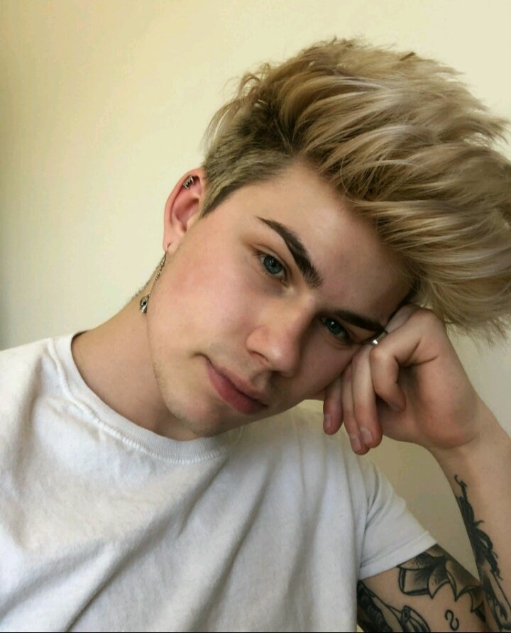 bradleygdrz's tweet photo. So who you been calling baby? Nobody could take my place.
When you're looking at those strangers, hope to god you see my face. https://t.co/whNWzH8Lkh