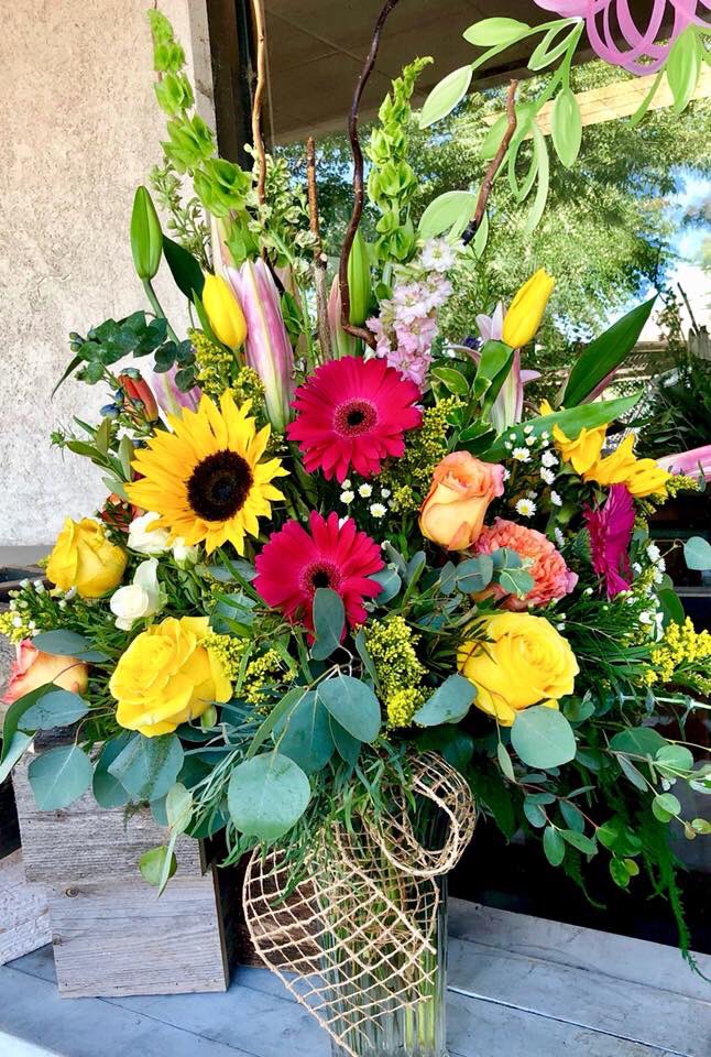 Live for the Moments you can’t put into words...

#hopeblomsflowers #florist #floraldesigner #eagleidaho #idahome #summerflowers #bigbouquet