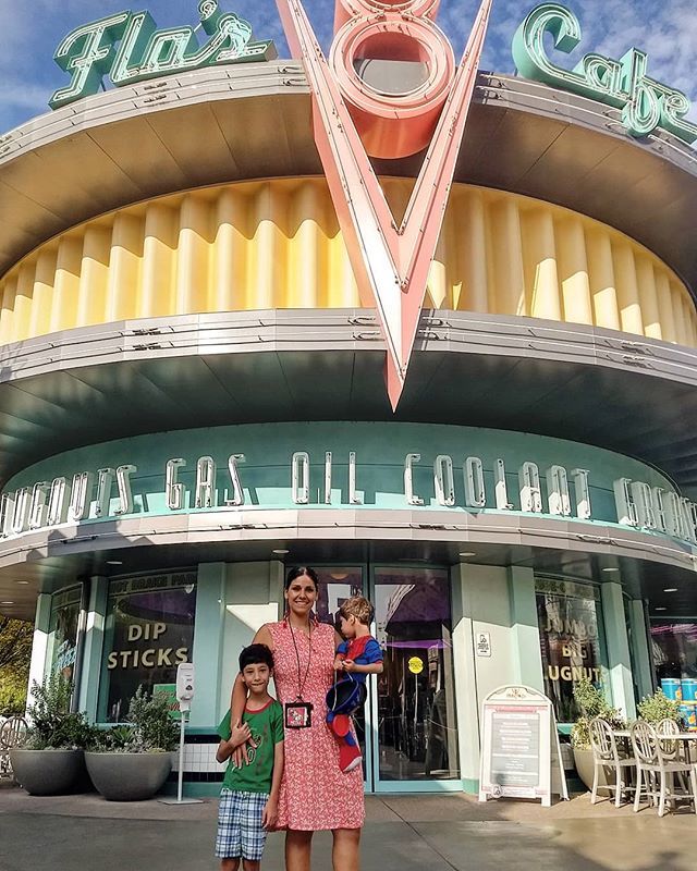 TipsDeMadre's tweet photo. No puedo creer que estamos desayunando en Radiador Springs!!!!!! Específicamente en la Cafetería de Flo, verdaderamente he visto Cars como 25 veces, sin contar Cars 2 y Cars 3 jaja #ElLugarMasFelizDelMundo #Disneyland #cars #floscafe #flo #radiatorspring… https://t.co/G01QHEqZjL https://t.co/4LeSe2HCVp