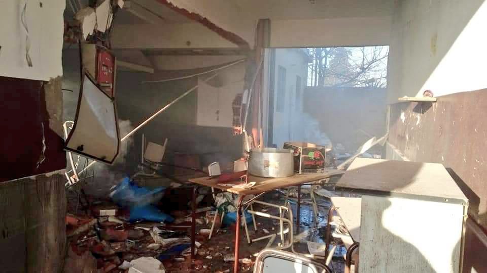 RobiBaradel's tweet photo. Hoy lamentamos la pérdida irreparable de Rubén y Sandra, dos trabajadores de la educación.
Siento bronca e impotencia, porque lo advertimos y se podría haber evitado.
La Gobernadora Vidal debe declarar la emergencia educativa y edilicia en toda la Provincia. https://t.co/9UKEgOZJQc