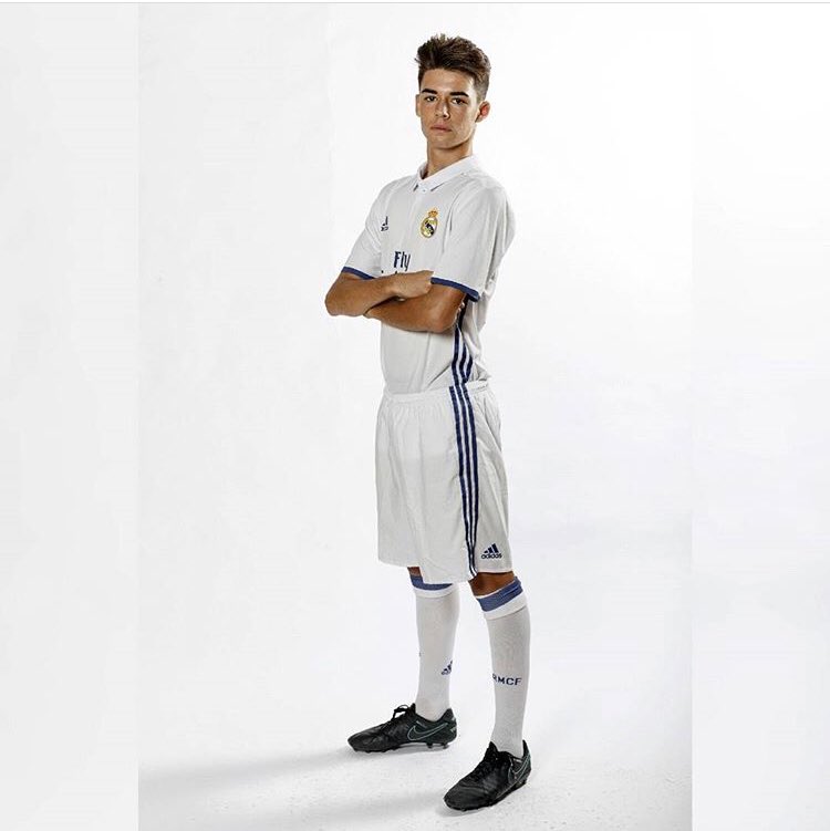 Minguella_MFM's tweet photo. ¡Enhorabuena Carlos Algarra por tu debut con el @realmadrid Castilla! El mediocentro del Juvenil A participó en el segundo amistoso de pretemporada del filial merengue, frente al Rayo Vallecano, saltando al terreno de juego en el minuto 71 de partido 👏🏼👏🏼 #YPWW #pretemporada https://t.co/aKZM9sxWqm
