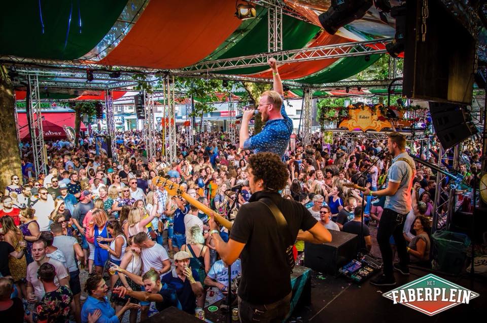 ArtistCapitol's tweet image. Het Faberplein ging helemaal los tijdens de #vierdaagsefeesten in Nijmegen. Het event vloog voorbij, maar gelukkig hebben we de foto’s nog… bit.ly/4daagsefeesten

#astridkunst #popgunnn #therichandfamous #onine