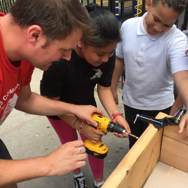 thehort's tweet photo. PS 143 teachers instructing students from our Joy of Vegetables class on how to build more planters and grow more food!
@BurpeeGardens  
#Burpeeseeds #JoyofVegetables #thehort #plantspeoplepurpose #gardening #greennyc #plants #fruit #vegetables https://t.co/QLCVhKXQ5q