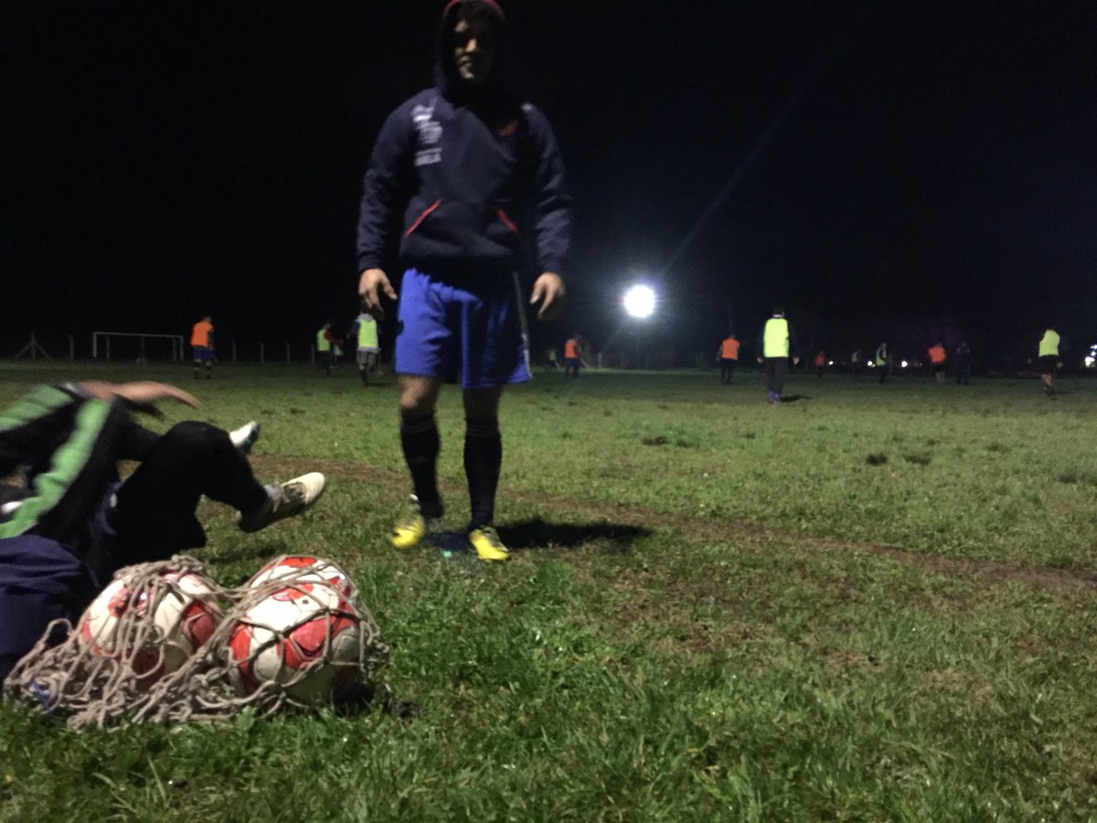 Resero_FC's tweet photo. Práctica de día martes ⚽️❄️💪🏼 https://t.co/YQQyR5weWk