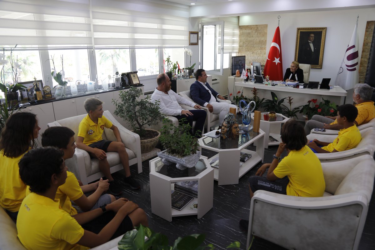 2017 Türkiye Optimist Takım Şampiyonu, 2018 Türkiye Optimist Şampiyonluğu ve 2018 Türkiye Optimist 2.liği elde eden Göztepe Yelken Kulübü sporcularınla biraraya geldik. Hepsini kutluyorum, onlarla gurur duyuyorum. #göztepe #gözgöztv #urla #izmir