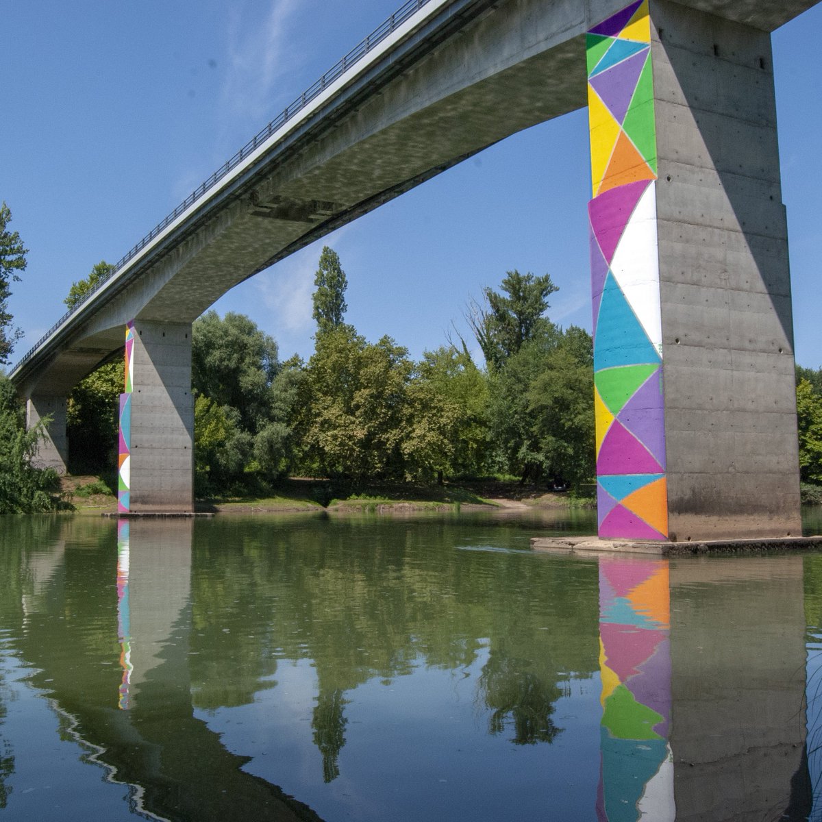 Christo_Guelov's tweet photo. Pont Couleur! June 2018 - Villemur, Toulouse.
#colorbridge, #colorconnecting, #bridgemania, #emotioninpublicspace, #purecolor, #changetheworldwithcolor, #connectspace, #colorintheriver.. https://t.co/GqTYjGqIsk