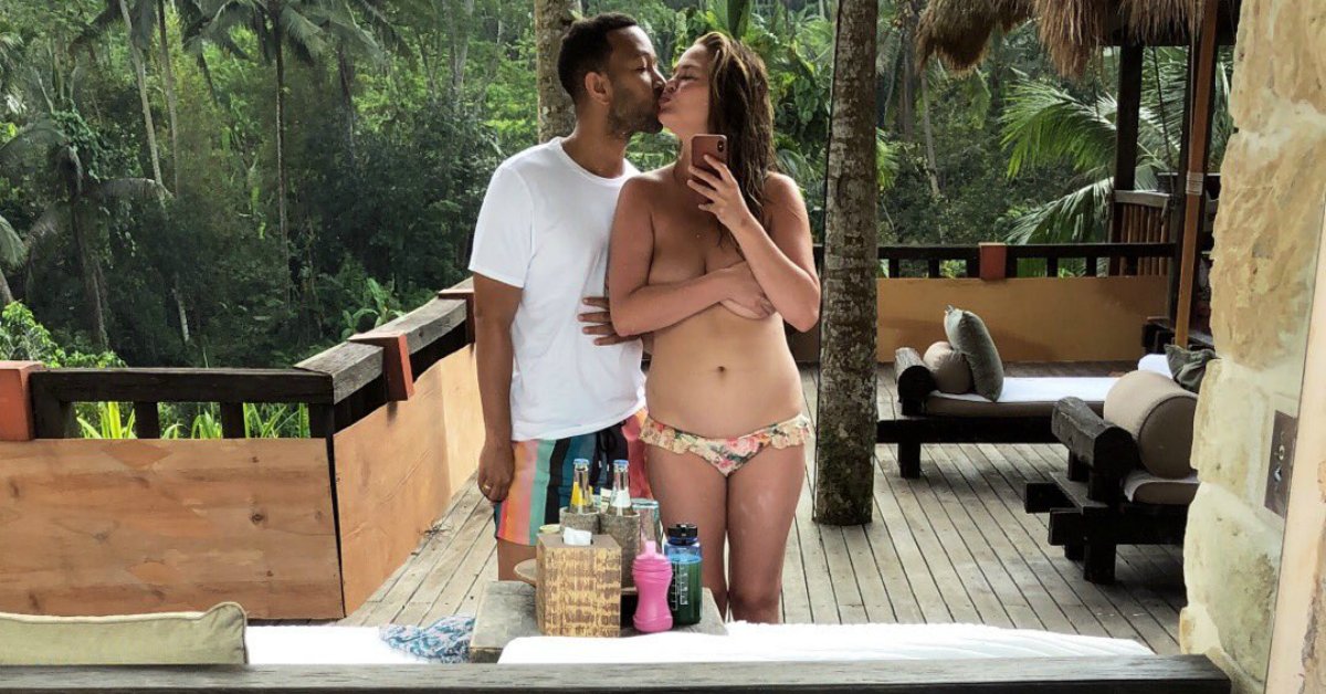 parents's tweet image. .@chrissyteigen is "still super insecure" about her post-baby body as she reveals her stretch marks trib.al/EdpRynx
