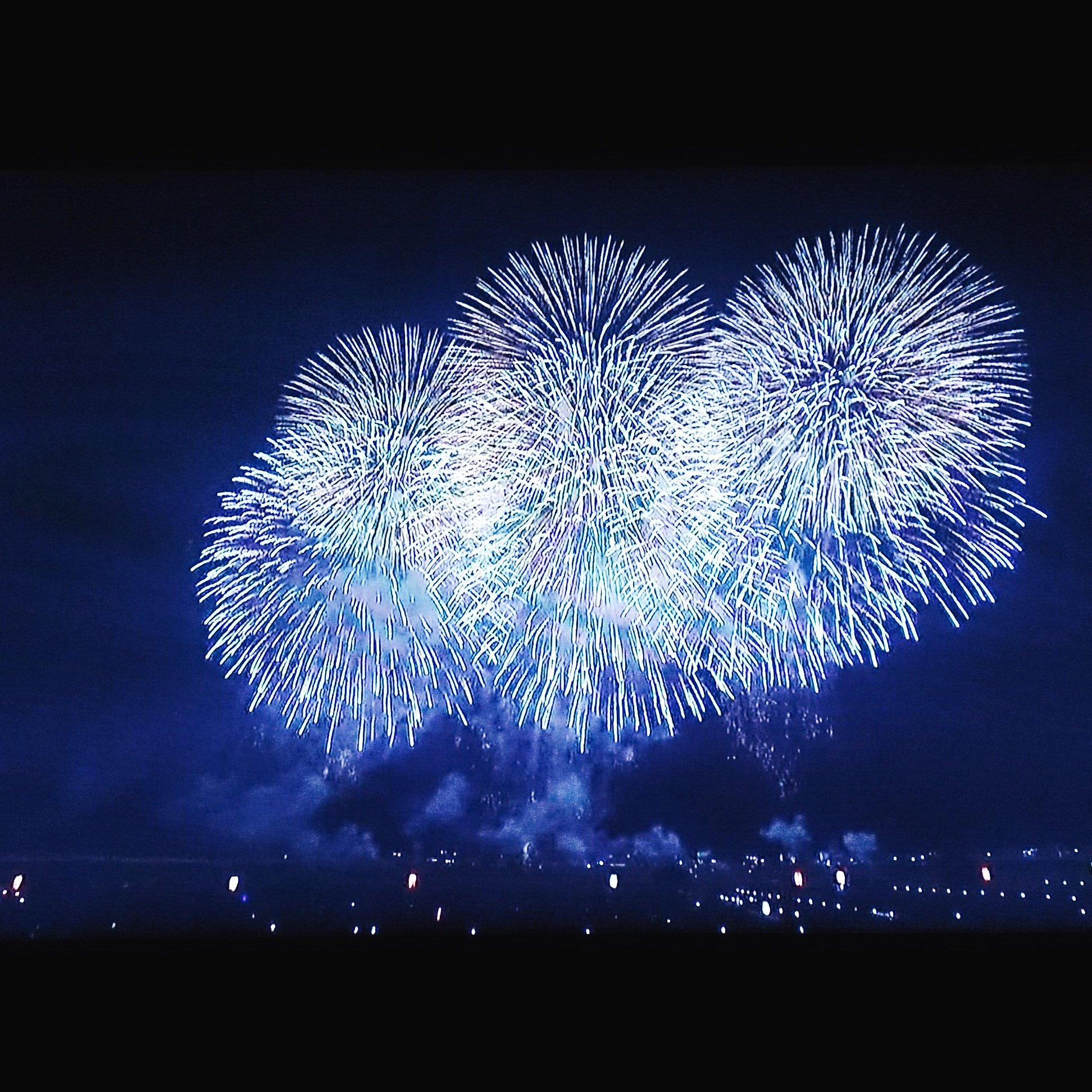 Asamiso 2 こんなにも丸い花火初めて観た 綺麗だ いつか生で観たい あと大曲の花火も 長岡花火 画面越しの花火 でも感動した いつかは生で観る ありがとう 誇り高き日本人 T Co Epiw37ocuo Twitter