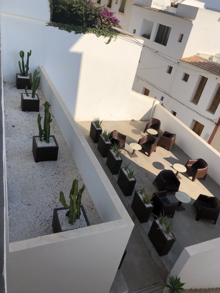 carmenboned's tweet photo. Avui hem recuperat de nou un espai a la nostra ciutat per a tota la ciutadania, òn residents i turistes podràn gaudir del cafè-mirador Can Botino a Dalt Vila #transparència #participació #patrimoni #feimbarri #estamenmarxa #feimequip 💜 https://t.co/lsgmjpbeA0
