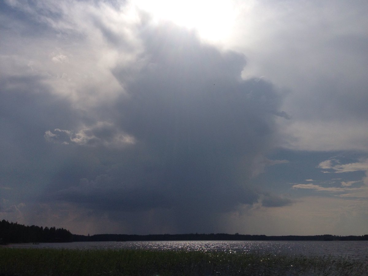 YrjoAho's tweet photo. Painostava ilma. Kaukana jyrisee #ukkonen #Ruokolahti #Utula n lahti #Saimaa https://t.co/BvUQ2BsZtc