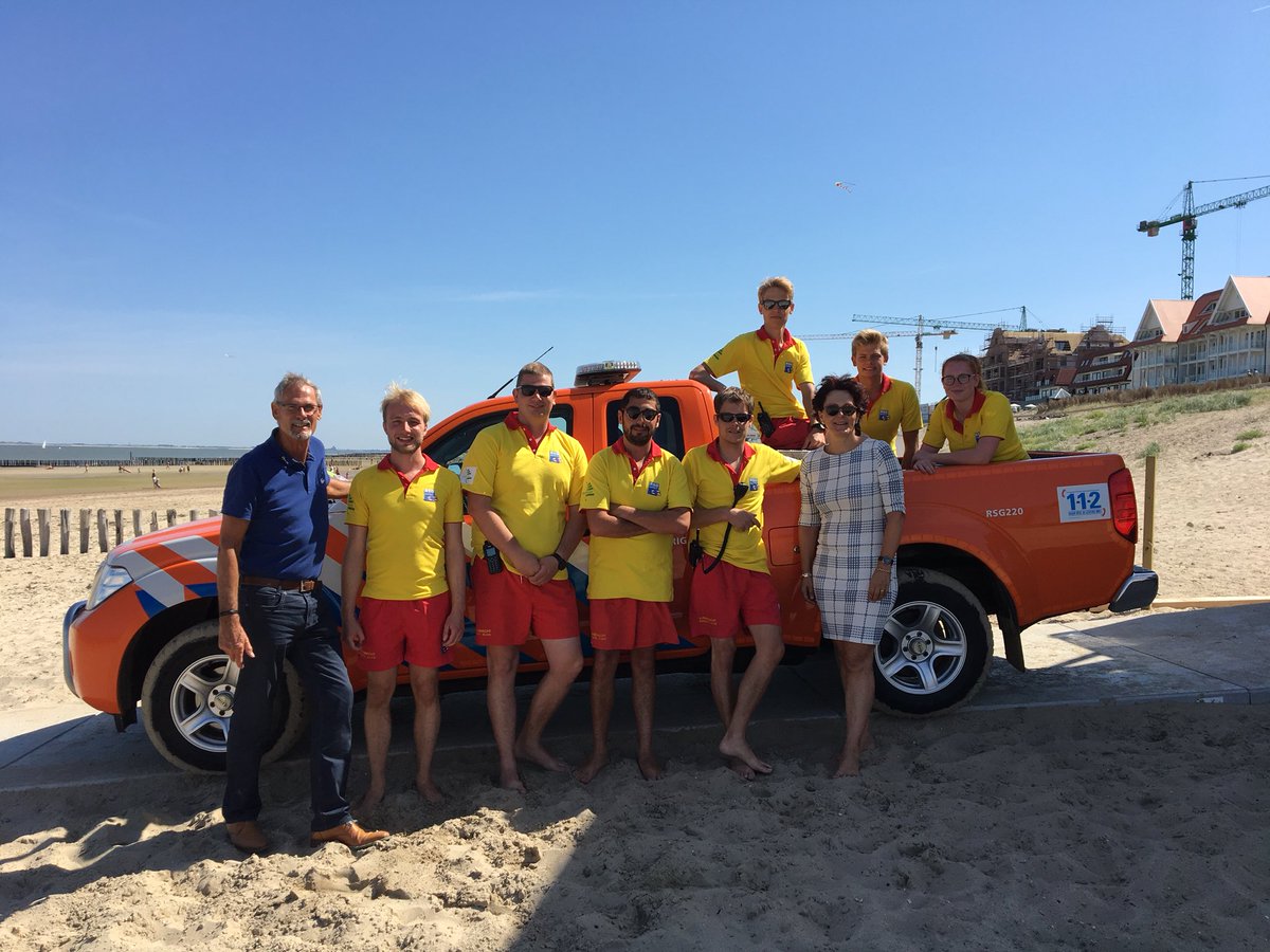 Pepempe's tweet image. Bezoek @strandpost20 in #Cadzand @gemsluis leuke gesprekken samen met @MargaVermue met de strandwachten. De badgasten kunnen zich veilig voelen.