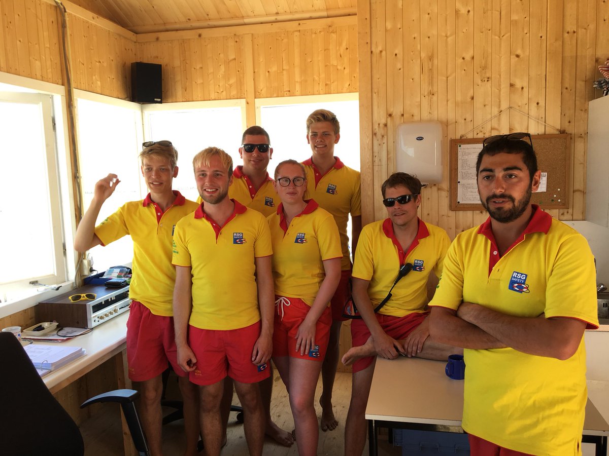 Pepempe's tweet image. Bezoek @strandpost20 in #Cadzand @gemsluis leuke gesprekken samen met @MargaVermue met de strandwachten. De badgasten kunnen zich veilig voelen.