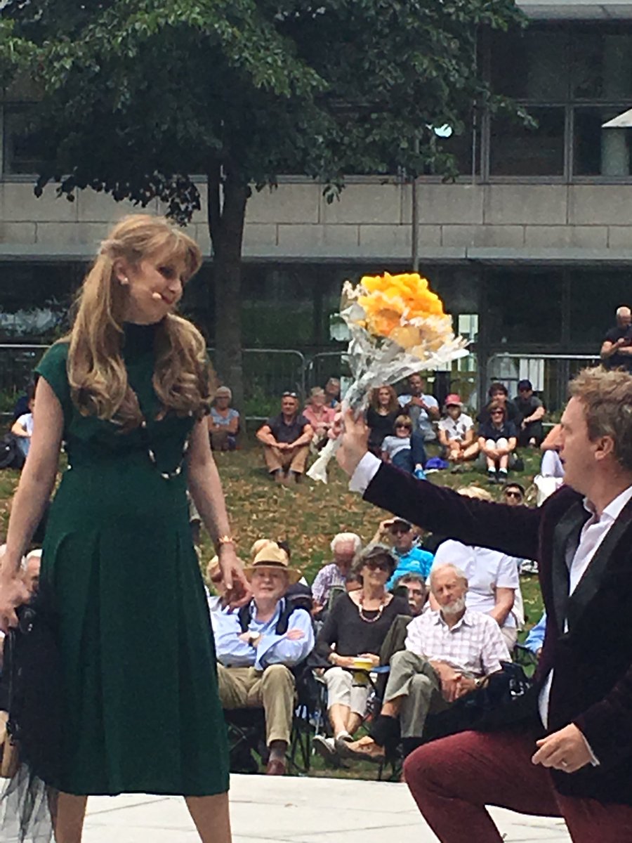 Great start to #OperaintheOpen 2018, bringing free opera to thousands each Thursday lunchtime in August at #WoodQuayAmphitheatre. #DonGiovanni  today w/@theother_pm @SandraOman1 @SylviaOBrienSop @mariamcgrann @SimonMorganIRL #OITO2018 @DubCityCouncil @LabDCC @events_DCC