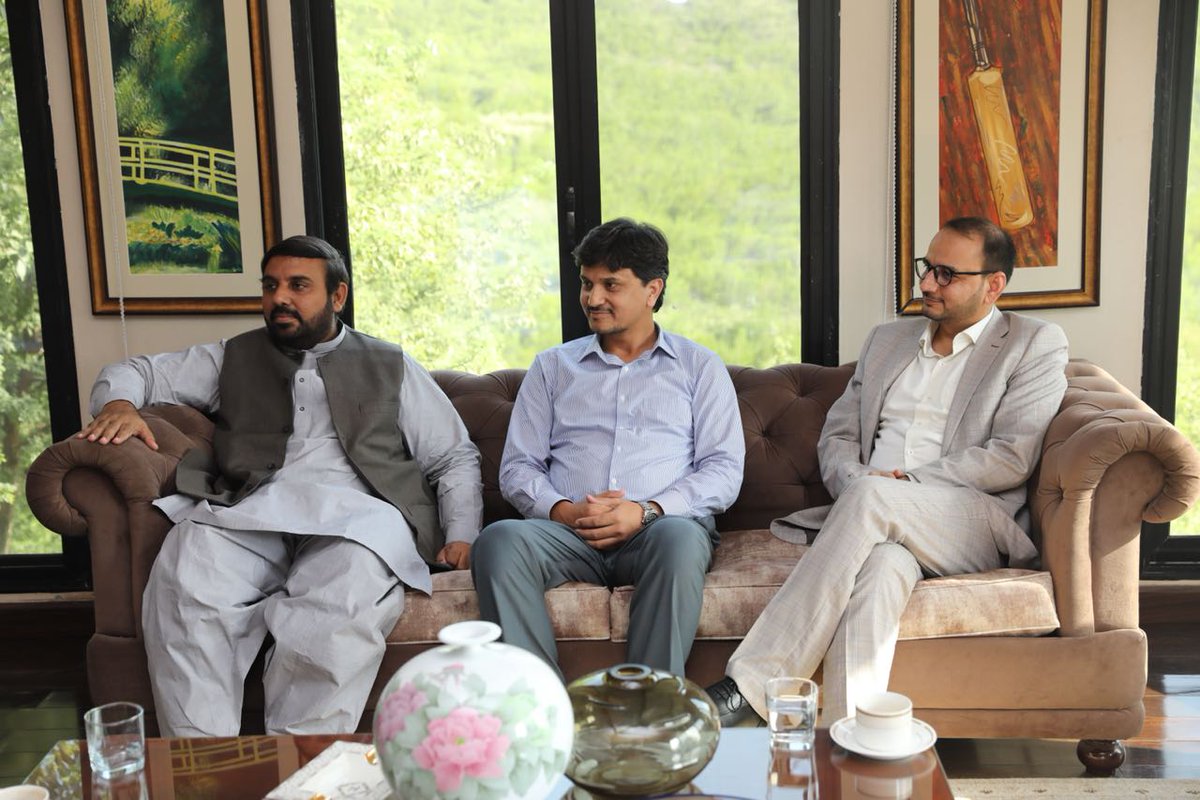 AllamaRajaNasir's tweet photo. Secretary General MWM Allama Raja Nasir Abbas called on Chairman PTI Imran Khan at Bani Gala to congratulate him. MWM & PTI are not only political allies but together we will strife for Quaid e azam & iqbal's Pakistan https://t.co/gCoj0x0sH6