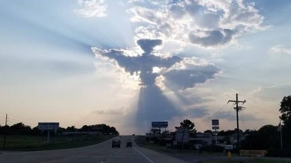 WLKY's tweet photo. Picture of 'angel' cloud over skyline goes viral, sparks debate https://t.co/mdVlfciddL https://t.co/gUIcKLXFB1