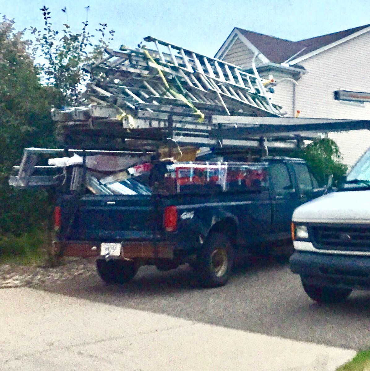 Kirk_G8z's tweet photo. If you ever need a ladder, I know a guy. #neighbors #stackingskills https://t.co/0aJWwlgzLz