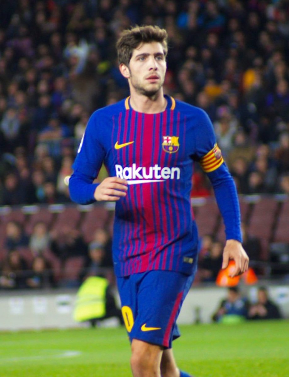 Damosasa's tweet photo. Y sin con la llegada de un nuevo lateral derecho...... No fichamos ni a Pogba ni a Rabiot ni a Nzonzi...... Y el GRAN FICHAJE se llama @SergiRoberto10 para el centro del campo??? A mi me suena bien.... A vosotros?? https://t.co/cTP2PWzm4d