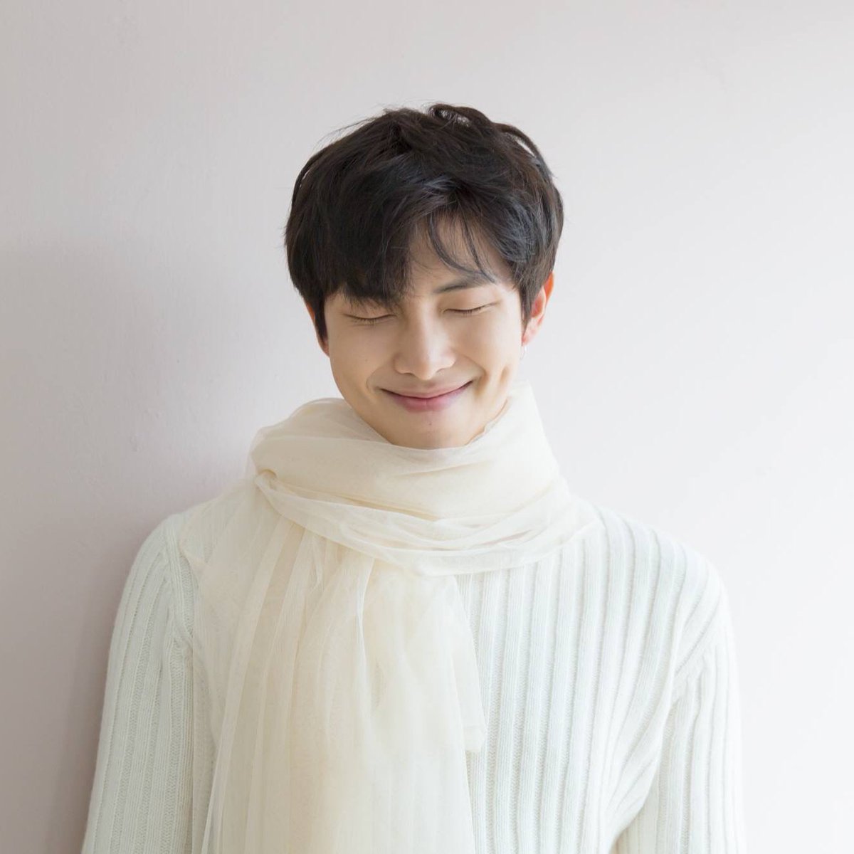jung_julie2803's tweet photo. OMG THEY’RE SO ALIKE LIKE FATHER LIKE SON!!!! #RM #DimpleMon https://t.co/Ge1U1n9NCP