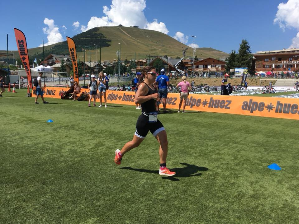 alpe_triathlon's tweet photo. Elle résiste ! Emma Bilham fait un numéro et maintient l'écart avec @cazzlester dans son deuxième tour. La suissesse réalise une grande course. Mais l'arrivée est encore loin. #alpetriathlon18 https://t.co/B8LZE7TF1E