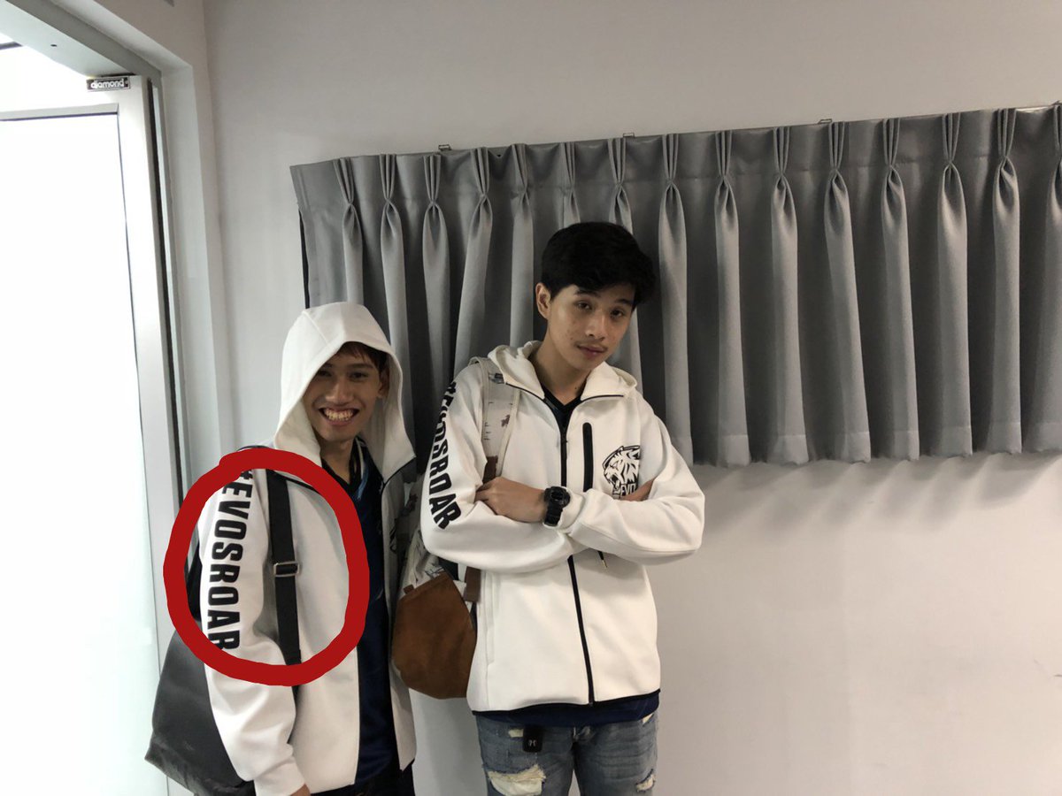 supremeguyyy's tweet photo. เขาแค่อาจจะมีกระเป๋าเหมือนกันไม่งั้นก็แค่สะพายให้กันเอง แค่กแค่ก5555555555ฮิ้วววววววว555555555พ่อหนุ่มมมม5555555555555 #โอกิต https://t.co/BpVjH9JhRK