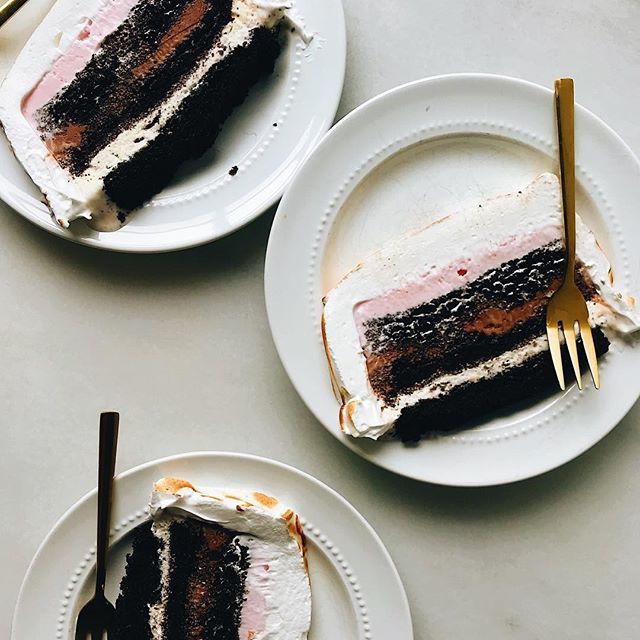 sloaneranger's tweet photo. Anyone else craving cake for breakfast? How amazing does this one look via @katie_clova .
.
.
.
.
#f52grams #feedfeed #foodandwine #slbakes #beautifulcuisines #foodblogfeed #forkyeah #feastagram #wsbakeclub #thekitchn #theartofslowliving #thebakefeed #co… https://t.co/0mAuFp326y https://t.co/jvmva6ehtR