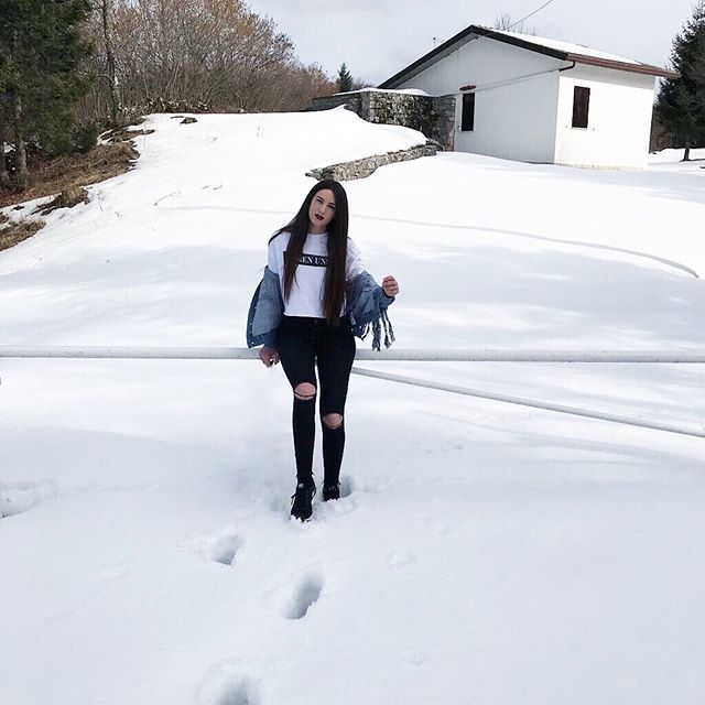 hazunahzn's tweet photo. A fresh throwback to cool this super hot -maybe too much- summer! ❄️ #tbt #toohotoutside #superhotsummer #throwbackthursday #40gradiallombra #snow #cool #fresh #takemethere #summer #boilinghot #italiangirl #musician #producer #white #august #hightemp… https://t.co/HiBIlW7lUQ https://t.co/hIU3PVfHkl