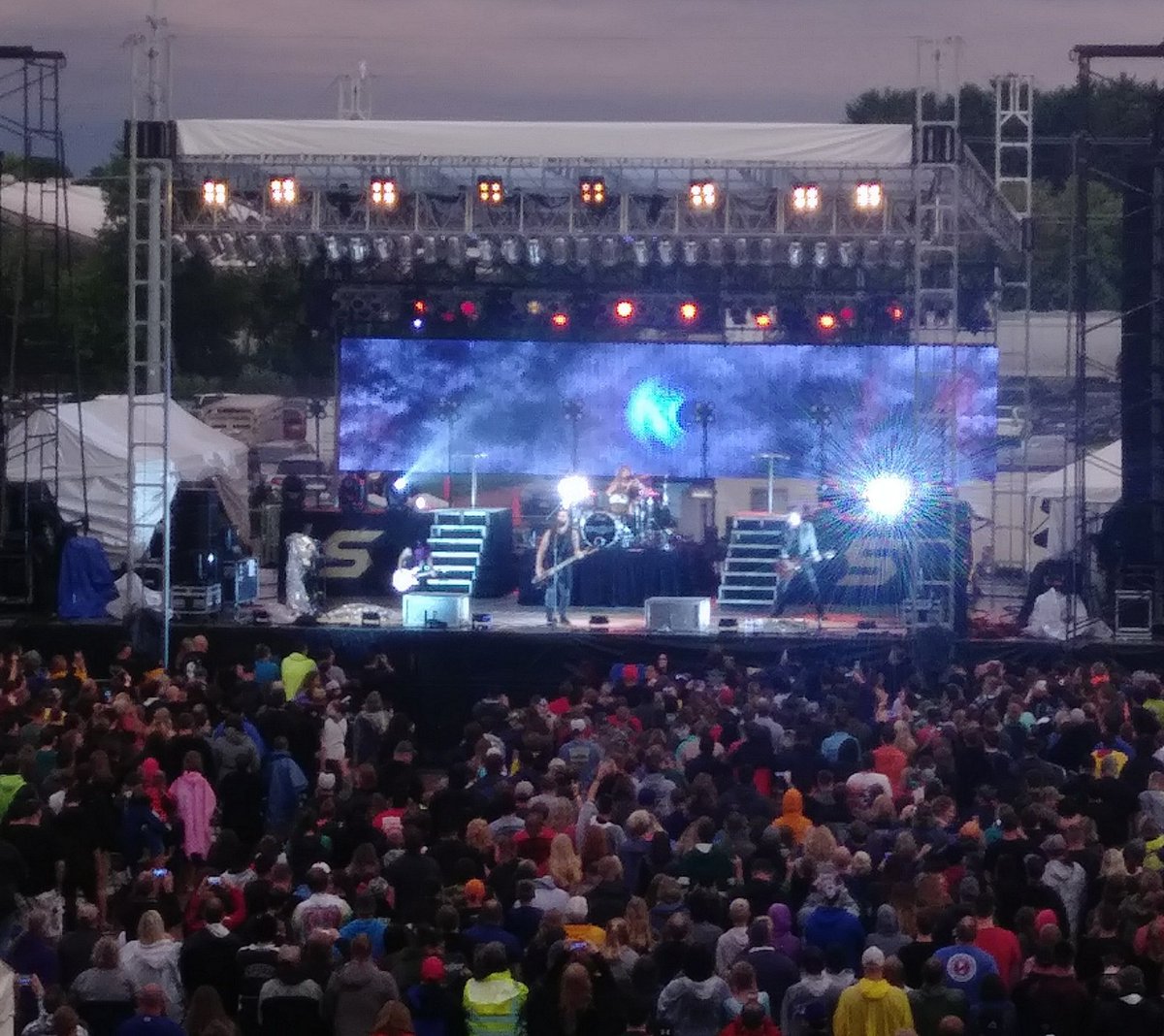 mtsportsguy's tweet photo. Thanks for rocking Wausau last night @skilletmusic and to @JenLedger for sharing a fantastic song from your solo project. We had a great time! #Skillet #WisconsinValleyFair https://t.co/ShZk1fawvg