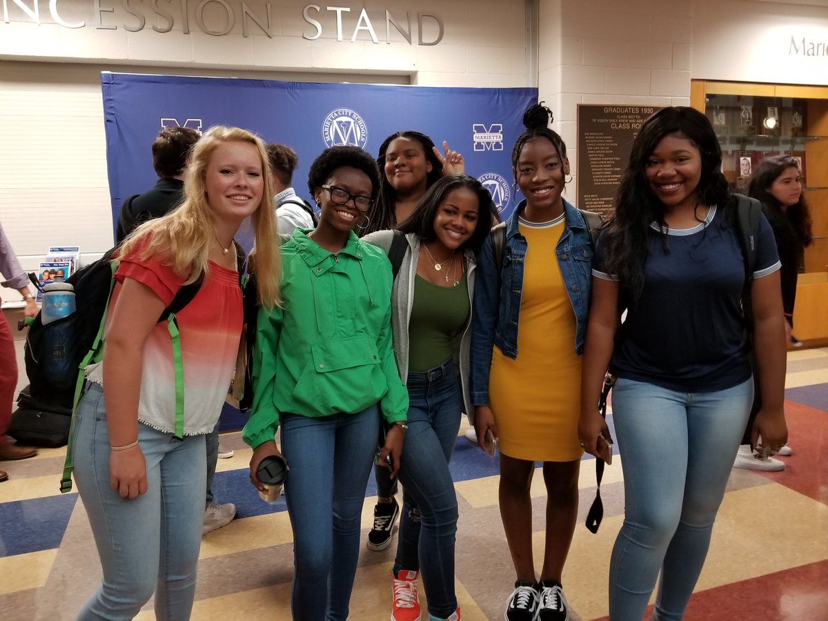 MariettaCitySch's tweet photo. @MariettaGAhs students all smiles on #MCSFirstDay! #WeAreMarietta 😀 https://t.co/7YzkMKDCBc
