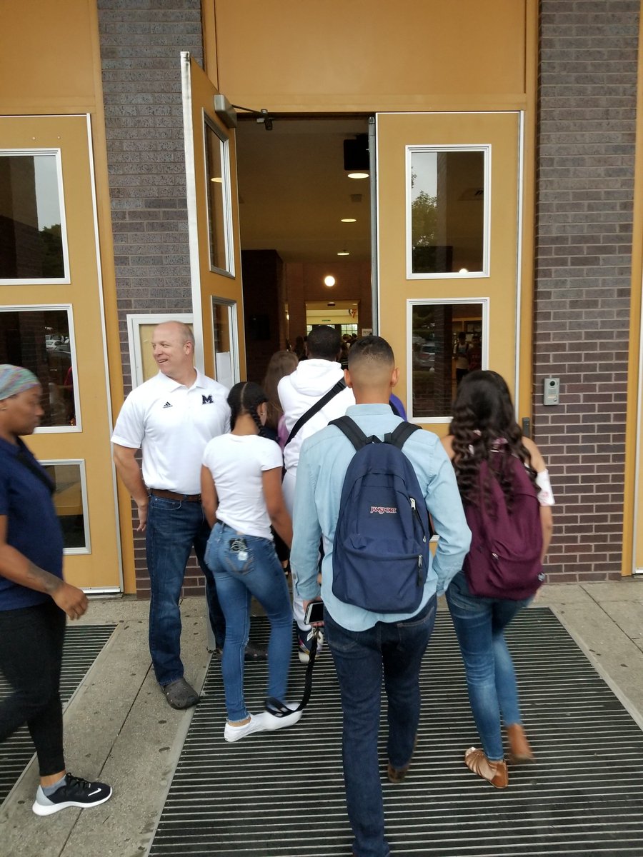 MariettaCitySch's tweet photo. @MariettaGAhs students all smiles on #MCSFirstDay! #WeAreMarietta 😀 https://t.co/7YzkMKDCBc