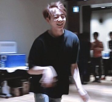 LQ_KOOK's tweet photo. 손목에 근육이 없는 편 https://t.co/y8zwZQngFQ