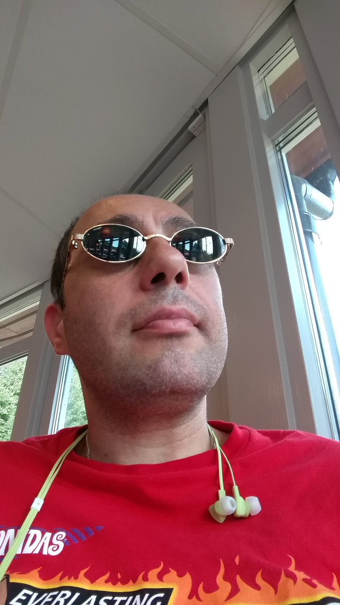 lpsydby's tweet photo. @RachelDavid And remember to wear shades. https://t.co/qkKPvYzXnl