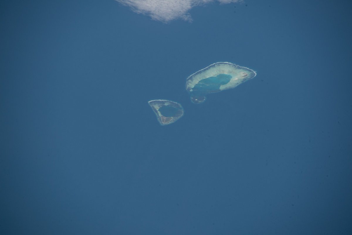 DaveAtCOGS's tweet photo. The #AlphonseGroup of islands in the #Seychelles looking good in this 500-mm, 28Jul2018 pic. @NASA's 1/1000-sec, #NikonD5 pic available for download on map https://t.co/uIxsevVA1x. https://t.co/pG95PmOMOq