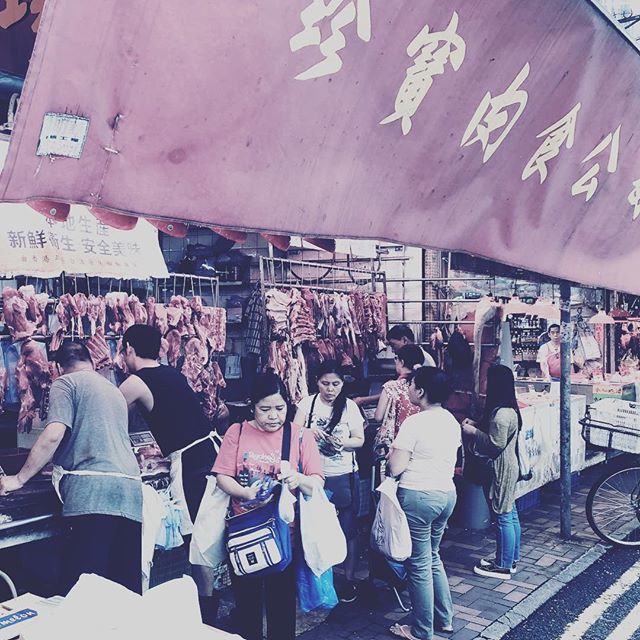 HkTakavic's tweet photo. 香港の市場、肉屋。エグいと思うか、おいしそうと思うかはアナタ次第。
#hongkong #香港 #wanchai #湾仔 #灣仔 #discoveryhongkong #butcher #肉屋 #香港風景 #marcket #市場 #街市 https://t.co/tQInpbpY9g https://t.co/cRU98zhRam