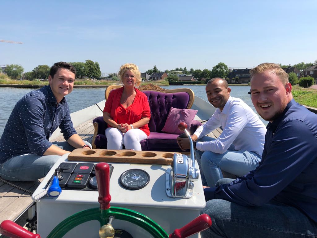 Als er een award bestond voor vergaderlocatie van het jaar, dan had Koolstof Vastgoed die vandaag gewonnen! Naast een goede meeting, kregen wij een fantastische boottour door het sfeervolle Woerden. 
Heerlijk met deze temperaturen!