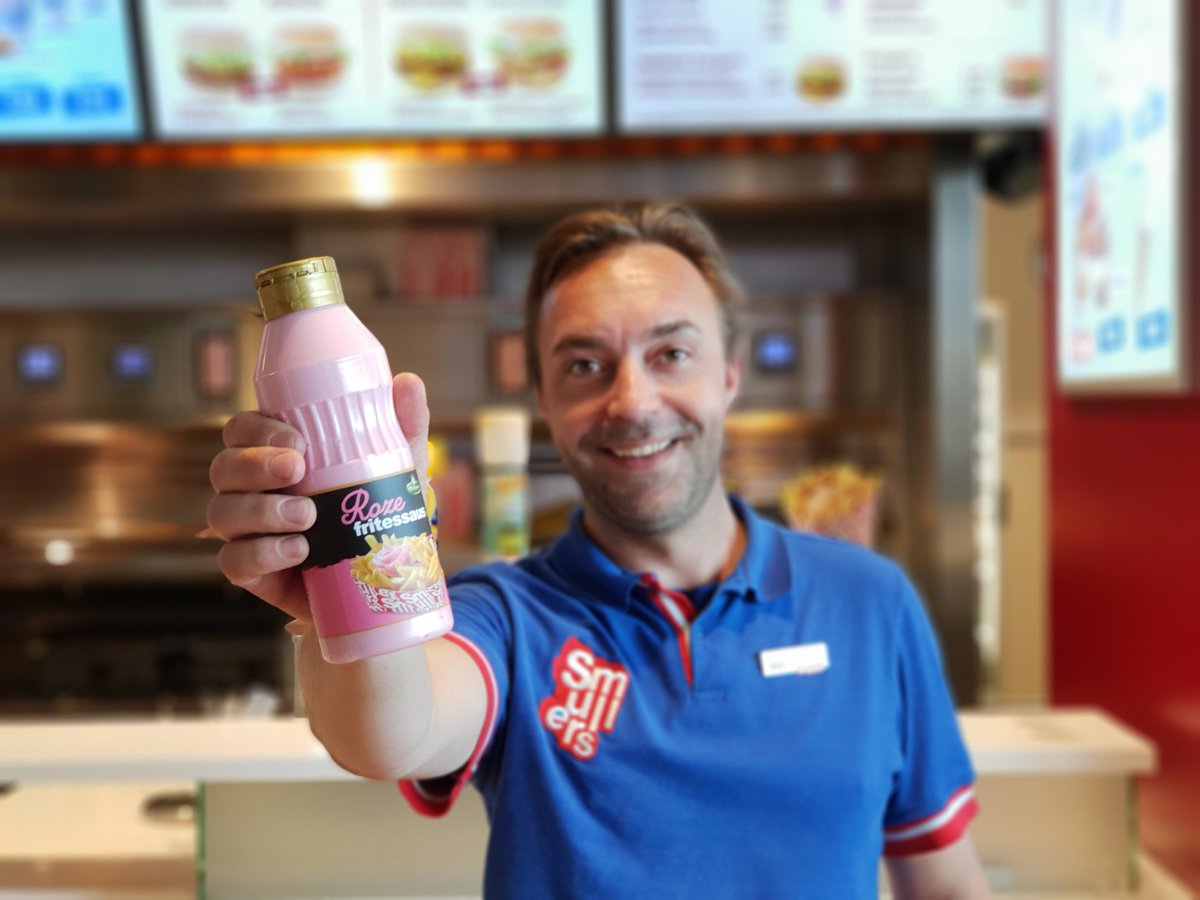 Bij Smullers zijn wij trots op de diversiteit van onze klanten en onze teams en dat vieren we deze week met roze fritessaus. 
🍟❤🧡💛💚💙💜🍟