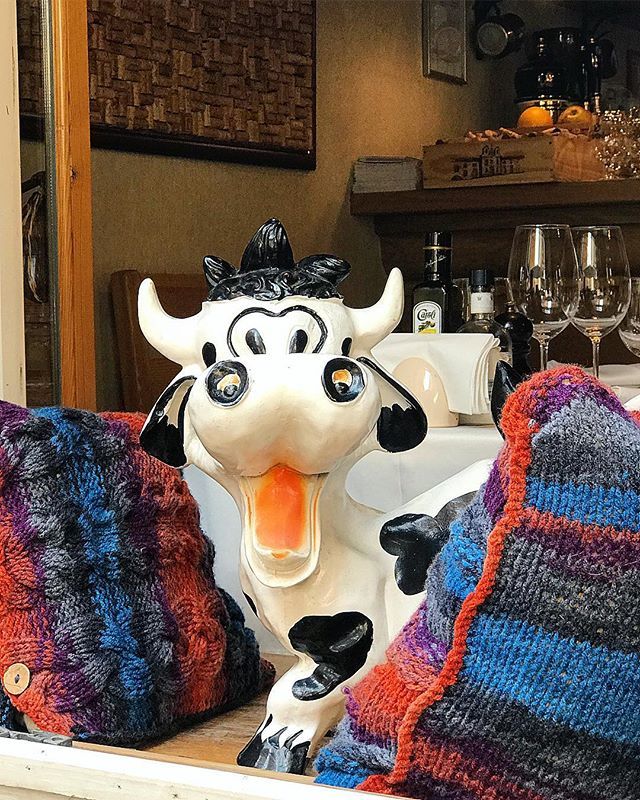 bellyrumbles's tweet image. HAPPY COW - Is it wrong to book a restaurant for dinner based on the happy cows in the windows and knitted pillows?
One of many cute restaurants in Riga’s Old Town.
.
.
.
.
#rigailoveyou #latvia🇱🇻 #rigaoldtown #travelwithme #happycow #sheisnotlost #f… bit.ly/2vvyYXf