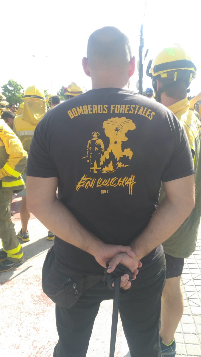 FIRETBF's tweet photo. Queremos agradecer el apoyo de los compañeros #BomberosForestales de Personal Laboral y Funcionarios #Bomberos, y al resto de colectivos, el apoyo recibido hoy en la concentración a las puertas de #ASEM112 
Gracias. Esto es un problema de todos/as
#BomberosForestalesEnHuelga https://t.co/ewhQtohM9o